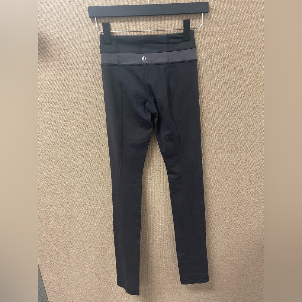 Women Lululemon Athletica Black Leggings with camo design, size 2 (EUC) 🖤💚